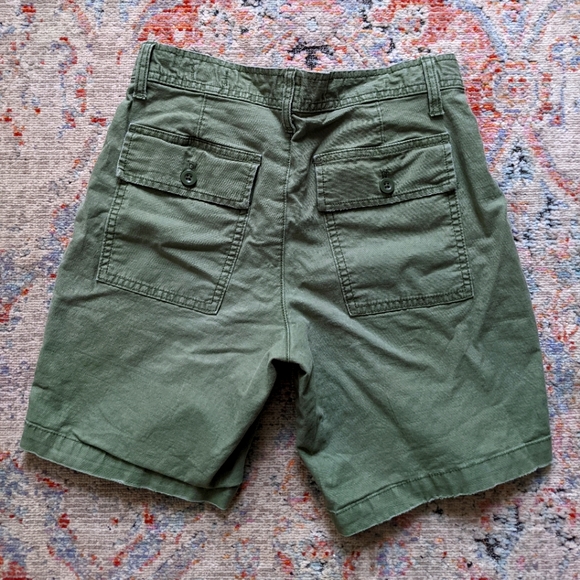 GAP Army Green Cargo Shorts - Picture 2 of 3